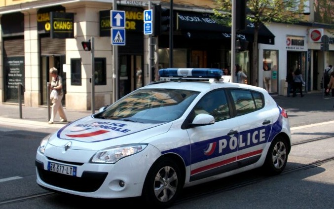 فرنسا: رجل  مسلح بقوس و نشاب يهتف "الله أكبر" و الشرطة على الخط 